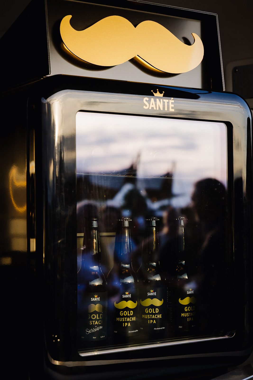 Mixed 24 — Een Santé-koelkast met de gouden snor bovenop, gevuld met beide bieren